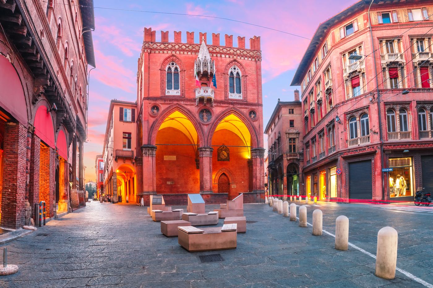 Il Palazzo della Mercanzia a Bologna all'alba